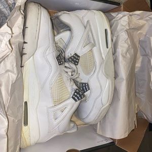 Comes with a box. Price can be negotiated if the offer is good.